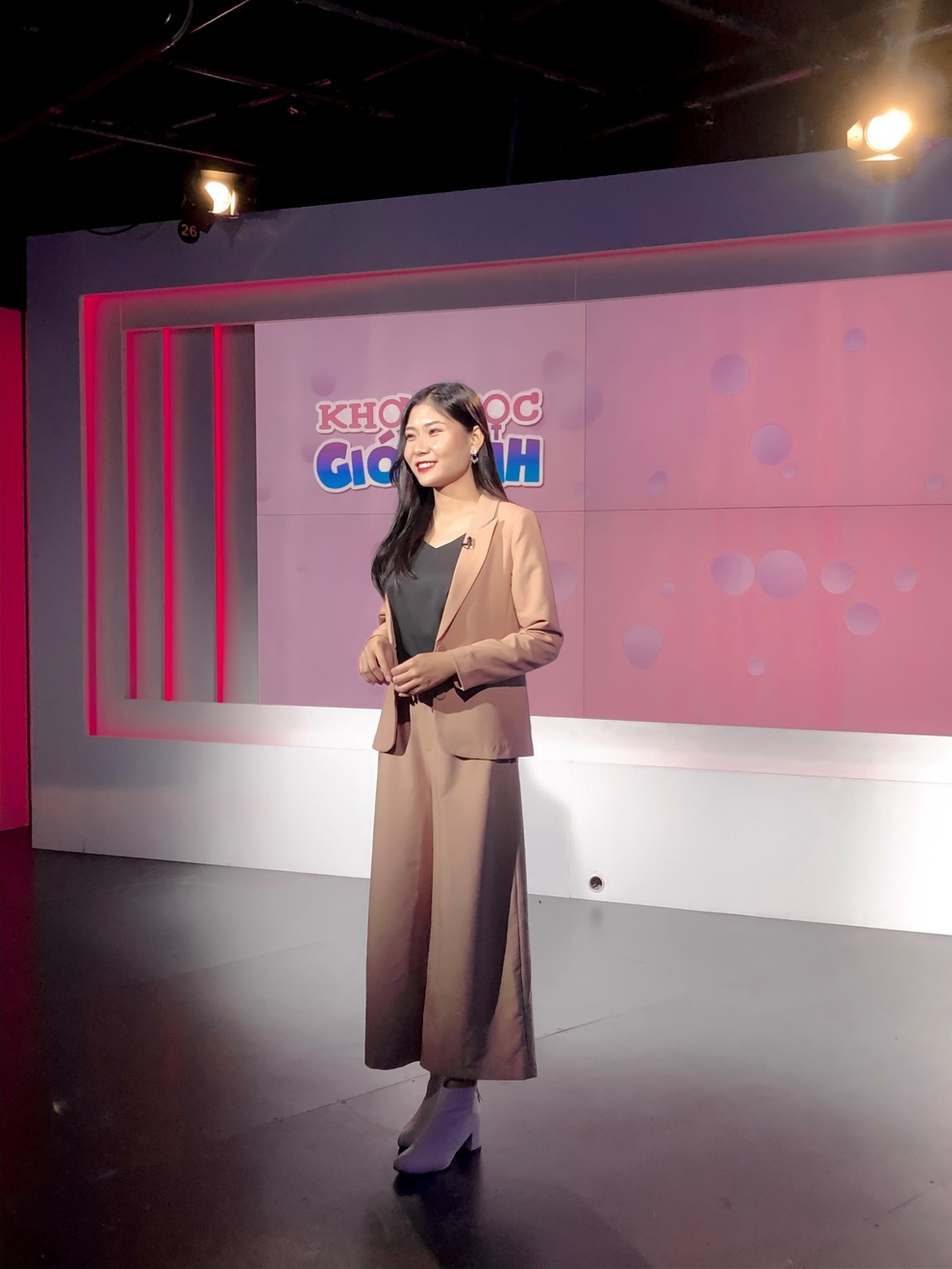 Nữ sinh trường Báo gây chú ý với loạt video dạy luyện giọng, giả giọng - 8 Nữ sinh trường Báo gây chú ý với loạt video dạy luyện giọng, giả giọng - 8