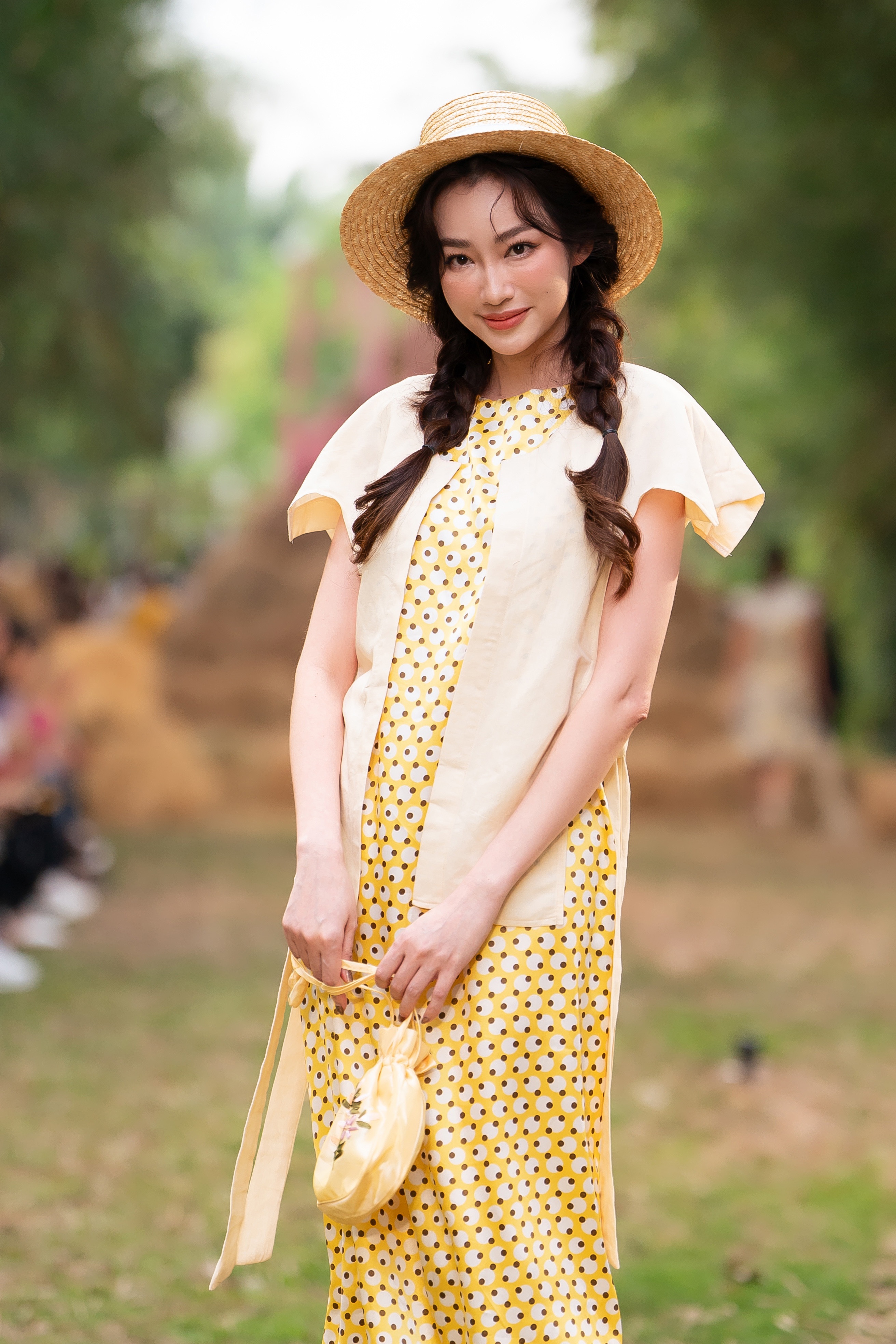 Người đẹp Tây Đô Việt Trinh tái xuất showbiz sau 2 năm giải nghệ - 6 Người đẹp Tây Đô Việt Trinh tái xuất showbiz sau 2 năm giải nghệ - 6