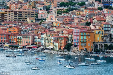 Hai nữ du khách bị cưỡng bức sau khi đồng ý uống rượu cùng khách lạ