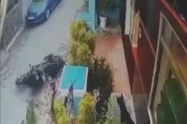 Mở cửa ô tô bất cẩn hất người đi xe máy ngã nhào