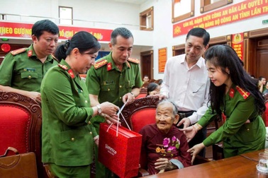 Cụ bà 102 tuổi trào nước mắt khi được lấy mẫu ADN để tìm em trai liệt sỹ