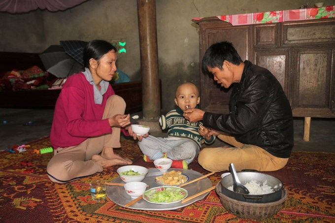 Lời cầu xin của bé trai 5 tuổi bị ung thư xương bên người anh bại não “Con chỉ còn một tay thôi, mẹ xin bác sĩ đừng cắt của con đi - Ảnh 4. Lời cầu xin của bé trai 5 tuổi bị ung thư xương bên người anh bại não “Con chỉ còn một tay thôi, mẹ xin bác sĩ đừng cắt của con đi - Ảnh 4.