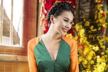 Siêu mẫu Thanh Hằng gợi cảm với áo dài cách điệu du xuân