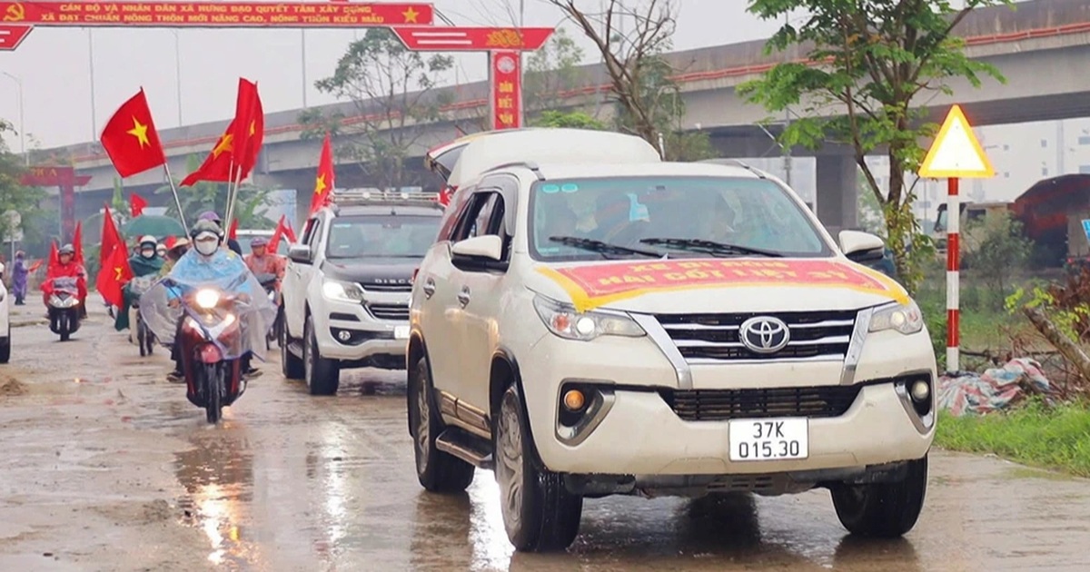 Người dân đội mưa đón liệt sỹ hi sinh năm 18 tuổi trở về quê hương