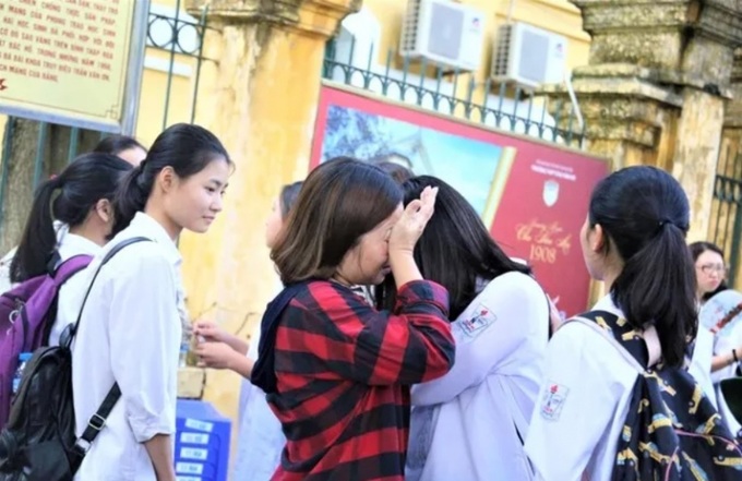 Để vượt qua cú sốc sau thi cử, cha mẹ cần khích lệ con nhìn về tương lai với con mắt lạc quan. Ảnh minh họa