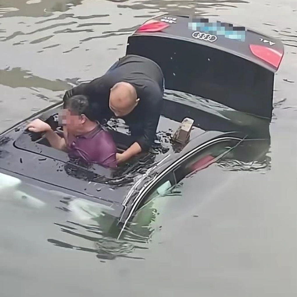 Lao xuống sông đập vỡ cửa sổ trời cứu tài xế bị mắc kẹt trong ô tô sắp chìm - 1