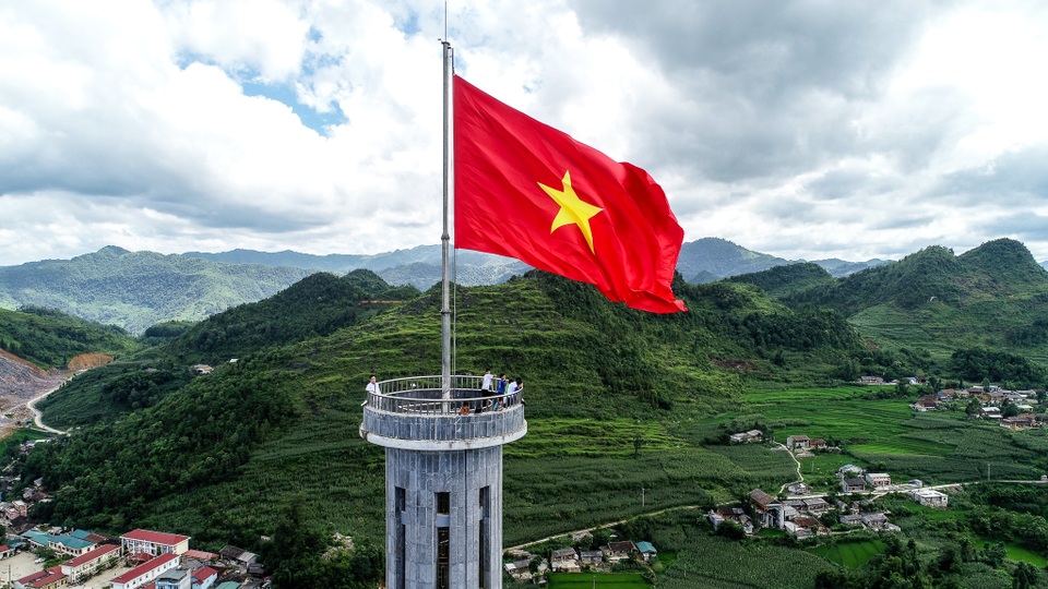 Sự đặc biệt của lá cờ trên chóp nón cao nhất mỏm cực bắc Tổ quốc - 2 Sự đặc biệt của lá cờ trên chóp nón cao nhất mỏm cực bắc Tổ quốc - 2