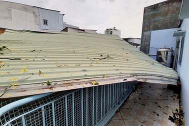 TPHCM: Giông lốc cuốn phăng mái tôn hàng loạt căn nhà