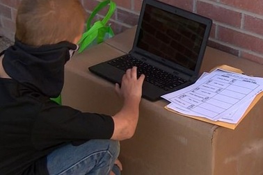 Không có Internet để học trực tuyến, sự nỗ lực của cậu bé này gây xúc động…