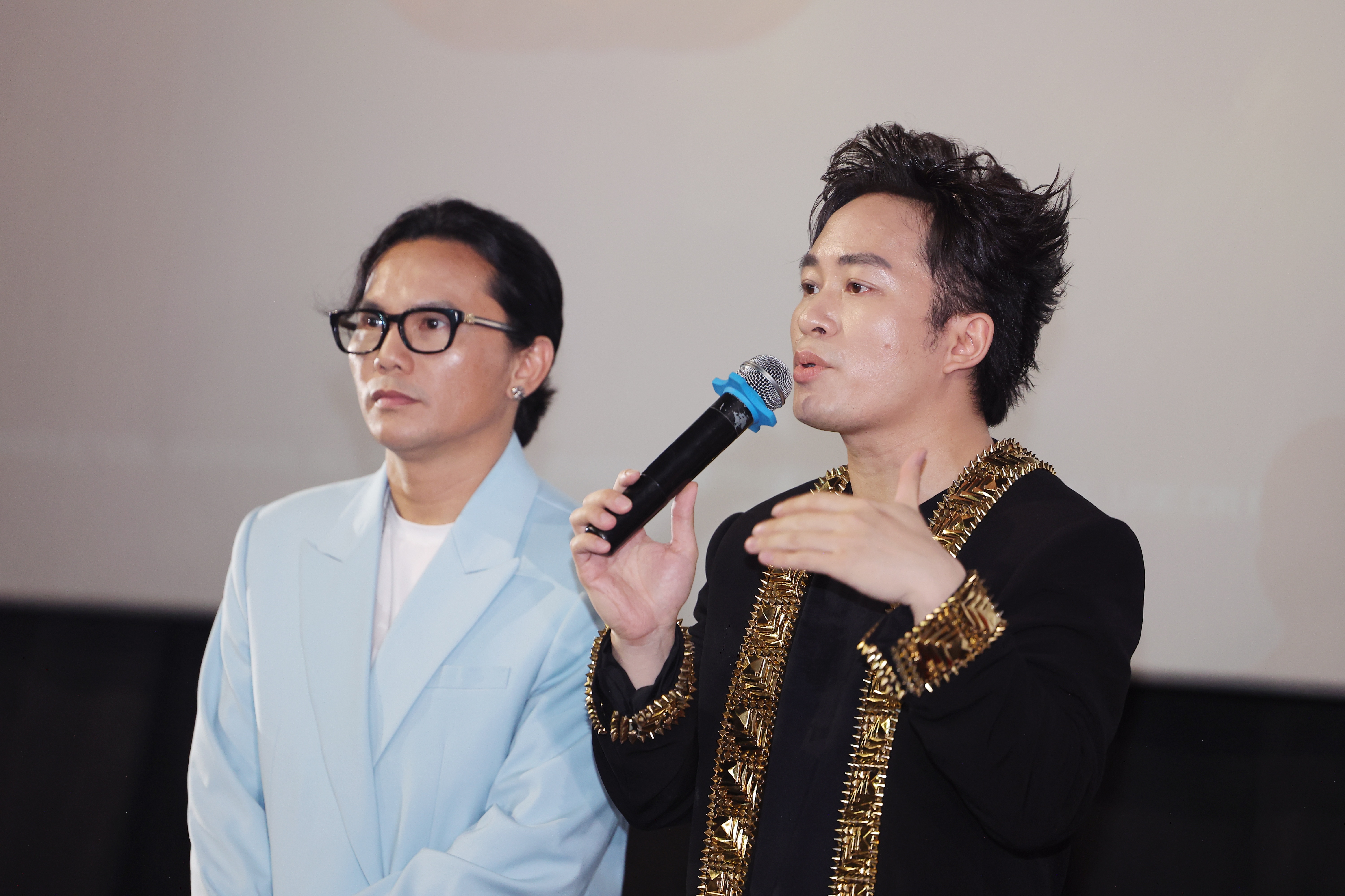 El artista del pueblo Quang Tho aconsejó en una ocasión a Tung Duong que abandonara la música de cámara y cantara música contemporánea. - 2 NSND Quang Thọ từng khuyên Tùng Dương bỏ thính phòng, hát nhạc đương đại - 2