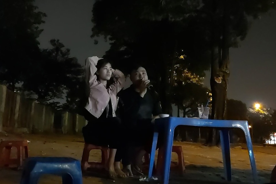 Karaoke lộ thiên trên vỉa hè tra tấn người Hà Nội - 6 Karaoke lộ thiên trên vỉa hè tra tấn người Hà Nội - 6