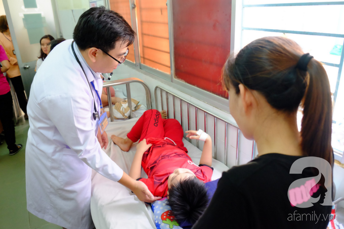 TP.HCM: 61 học sinh nhập viện nằm la liệt sau khi ăn trưa tại trường tiểu học - Ảnh 3. TP.HCM: 61 học sinh nhập viện nằm la liệt sau khi ăn trưa tại trường tiểu học - Ảnh 3.