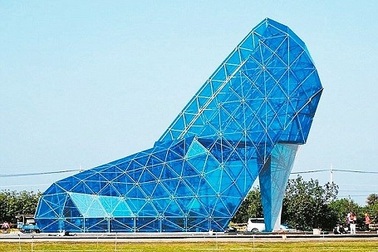 Kinh ngạc trước nhà thờ hình chiếc giày thủy tinh của nàng Lọ Lem