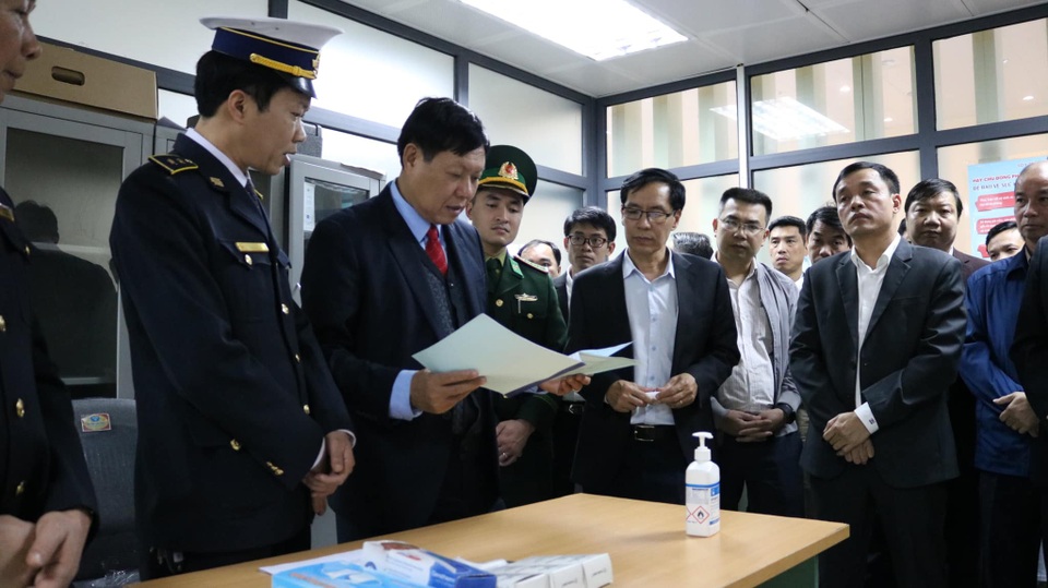 Hai ca viêm phổi lạ Vũ Hán xâm nhập, ngành y tế họp khẩn ứng phó với dịch - 2 Hai ca viêm phổi lạ Vũ Hán xâm nhập, ngành y tế họp khẩn ứng phó với dịch - 2