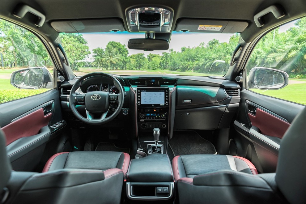 Fortuner Legender - mẫu xe giúp Toyota nối dài mạch chiến thắng ở phân khúc SUV 7 chỗ - 5