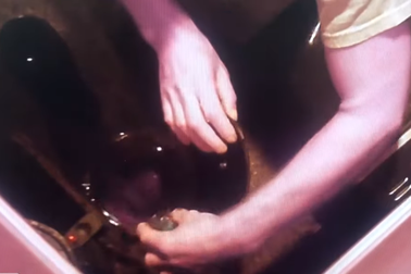 Lén lắp camera trong nhà, vợ phát hiện bị chồng đầu độc