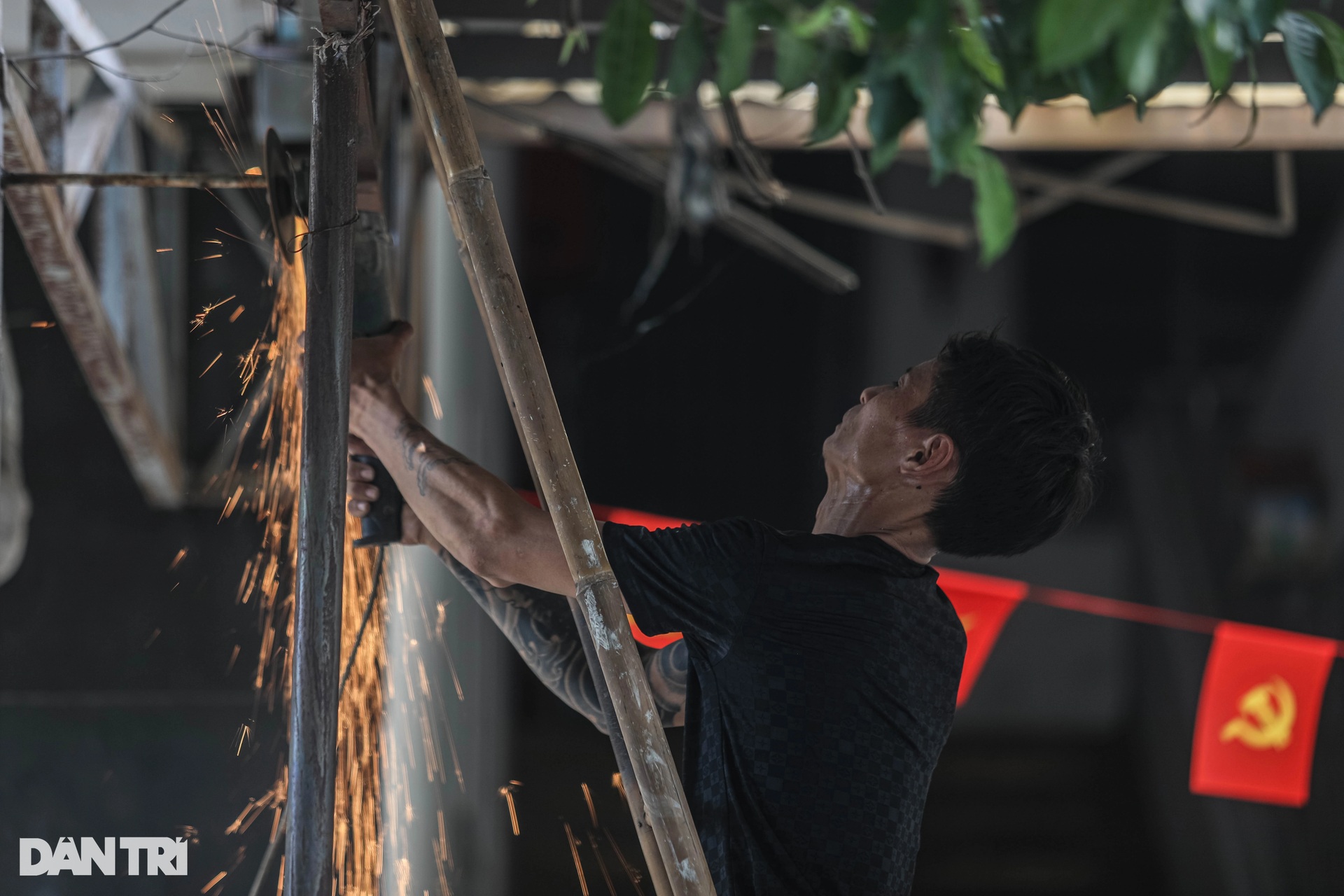 Người dân cư xá Độc Lập tháo dỡ chuồng cọp sau vụ cháy thương tâm - 6 Người dân cư xá Độc Lập tháo dỡ chuồng cọp sau vụ cháy thương tâm - 6