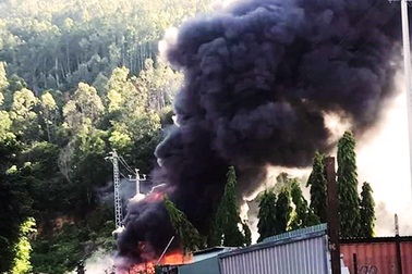 Cháy kho chứa dã chiến gần một siêu thị lớn