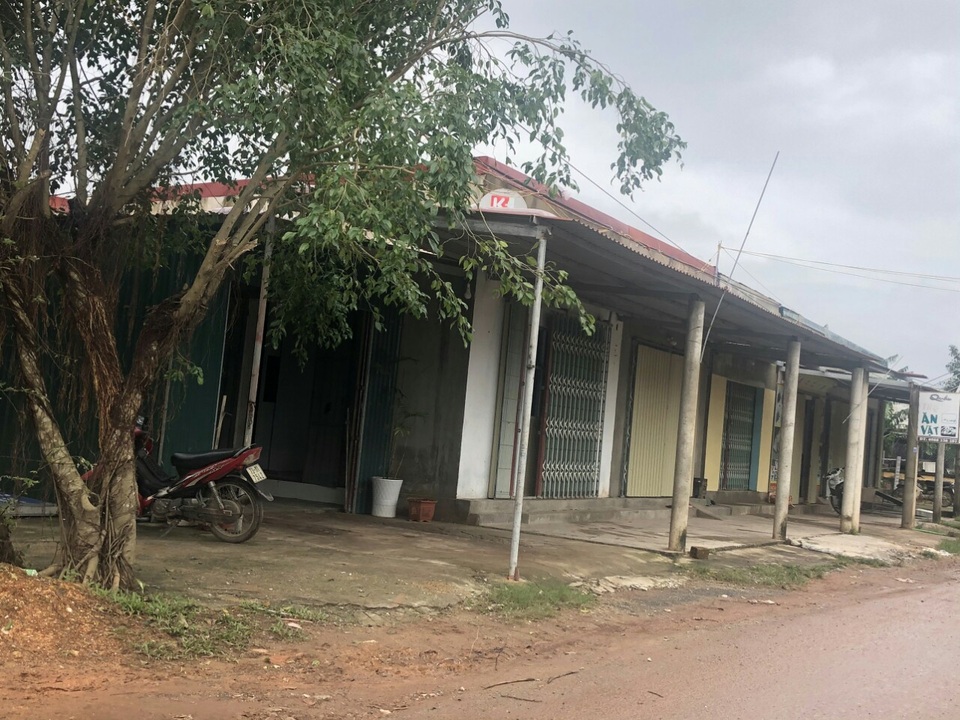 Chưa được cấp phép, chính quyền vẫn tự ý san lấp đất để làm ki-ốt cho thuê - 3 Chưa được cấp phép, chính quyền vẫn tự ý san lấp đất để làm ki-ốt cho thuê - 3
