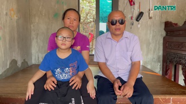 Người cha mù canh cánh nỗi lo nuôi 3 con nhỏ, bố liệt tứ chi, mẹ tâm thần
