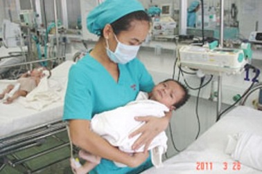 Một trẻ bị lệch tim do bệnh phổi bẩm sinh