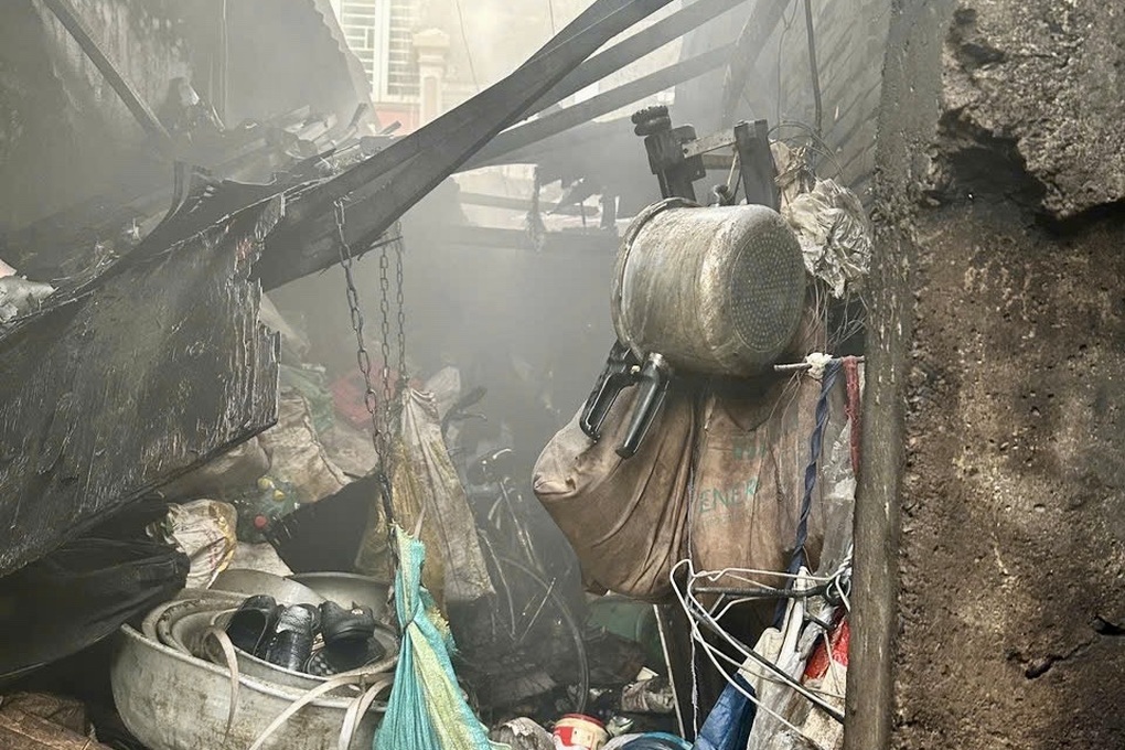Cảnh sát giải cứu hai cụ bà trong đám cháy nhà dân ở TPHCM - 2 Cảnh sát giải cứu hai cụ bà trong đám cháy nhà dân ở TPHCM - 2