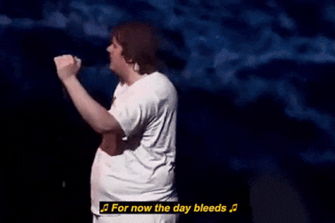 Ca sĩ bị co giật trong lúc biểu diễn, các fan đồng thanh hát thay