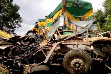 Đình chỉ nhân viên gác chắn vụ tàu hỏa tông xe tải