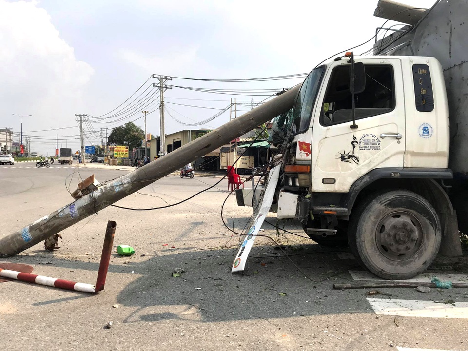 Xe tải lao lên dải phân cách tông gãy trụ điện, 3 người thoát nạn - 5
