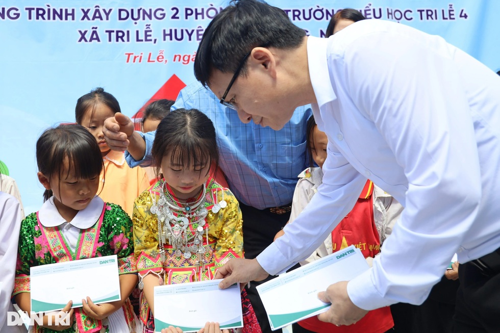 Khánh thành 2 phòng học Dân trí ở điểm trường được mệnh danh nhiều không - 10 Khánh thành 2 phòng học Dân trí ở điểm trường được mệnh danh nhiều không - 10