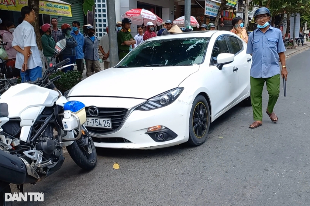 Tài xế không bằng lái liên tục thông chốt, tông một người bị thương - 2 Tài xế không bằng lái liên tục thông chốt, tông một người bị thương - 2