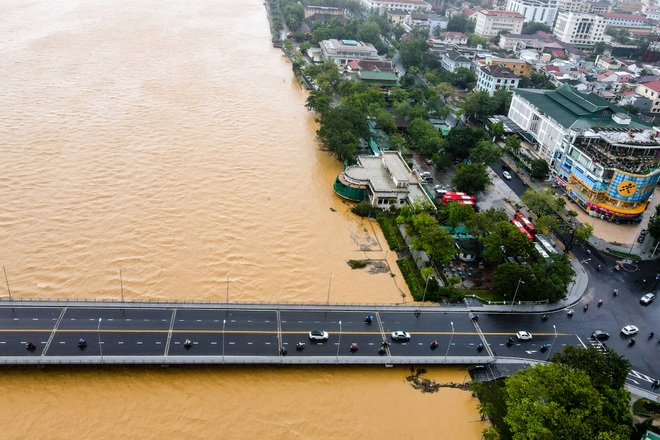Hình ảnh nước lũ trên sông Hương cuồn cuộn, đục ngàu - 5 Hình ảnh nước lũ trên sông Hương cuồn cuộn, đục ngàu - 5