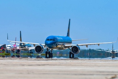 Cú "bẻ lái" bất đắc dĩ của các hãng bay và cuộc lội ngược dòng Covid-19