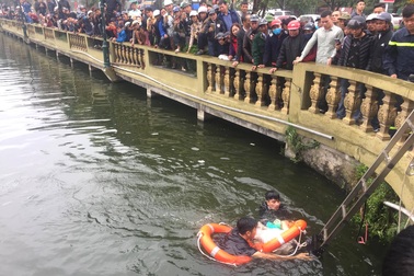 Người đàn ông say rượu ngã xuống hồ tử vong