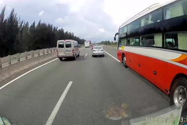 Có được dùng làn khẩn cấp trên đường cao tốc để vượt?