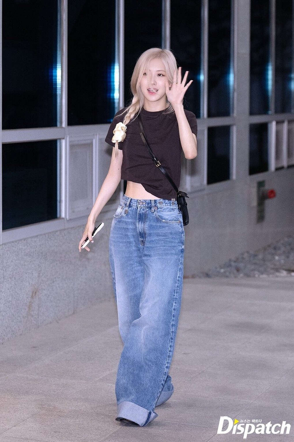 Blackpink mặc đồ năng động, đeo túi hàng hiệu ở sân bay Nội Bài - 4 Blackpink mặc đồ năng động, đeo túi hàng hiệu ở sân bay Nội Bài - 4