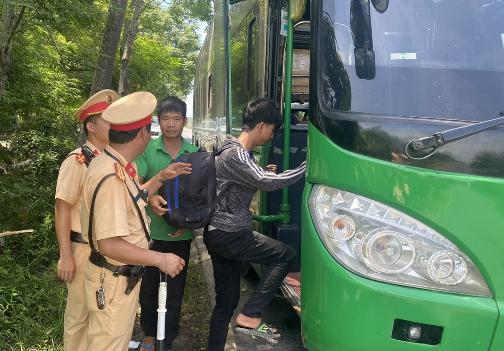 Nam thanh niên hết tiền phải đi bộ về quê, được CSGT hỗ trợ - 2 Nam thanh niên hết tiền phải đi bộ về quê, được CSGT hỗ trợ - 2