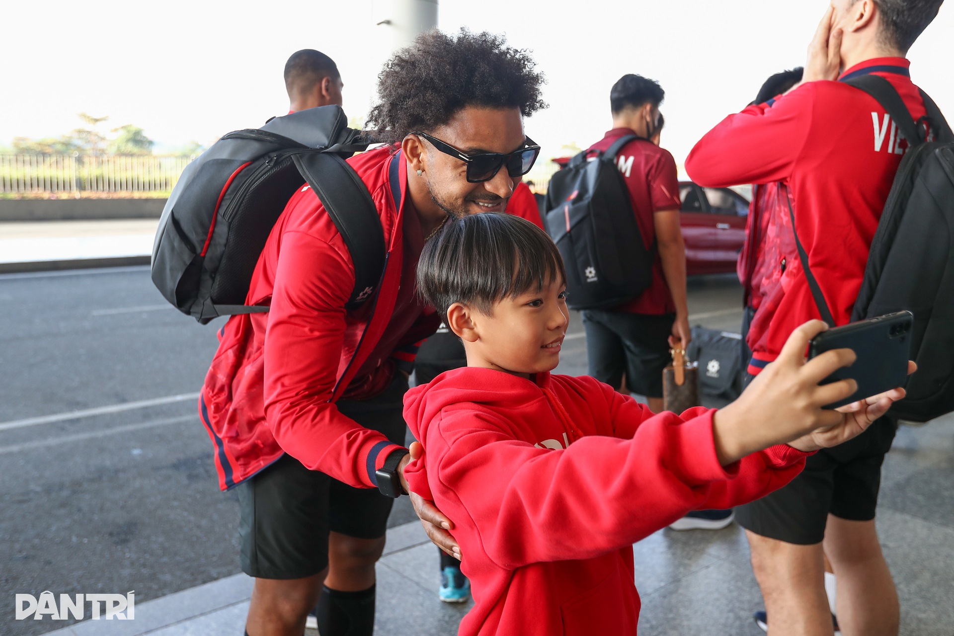 Xuân Son cùng đội tuyển Việt Nam có mặt tại sân bay di chuyển sang Lào - 6 Xuân Son cùng đội tuyển Việt Nam có mặt tại sân bay di chuyển sang Lào - 6