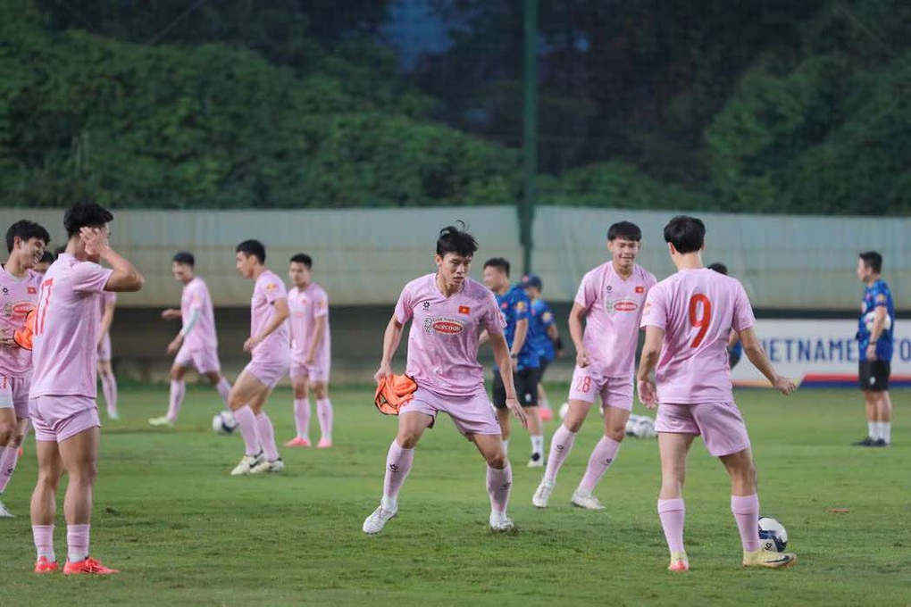 HLV Kim Sang Sik tìm đội hình tối ưu cho đội tuyển Việt Nam - 2 HLV Kim Sang Sik tìm đội hình tối ưu cho đội tuyển Việt Nam - 2