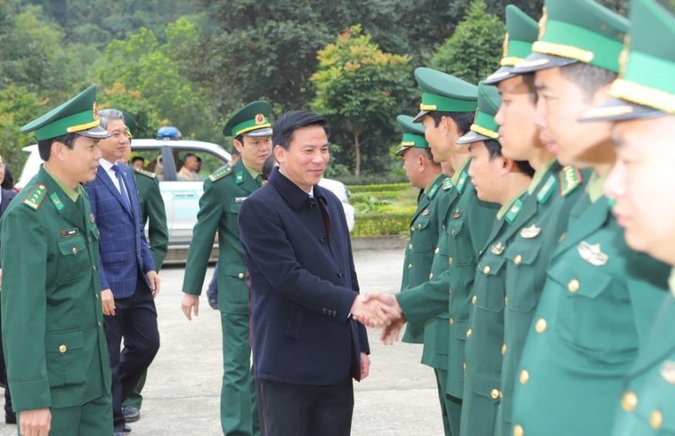 Bí thư Thanh Hóa thăm, tặng quà bộ đội biên phòng và gia đình chính sách - 1 Bí thư Thanh Hóa thăm, tặng quà bộ đội biên phòng và gia đình chính sách - 1
