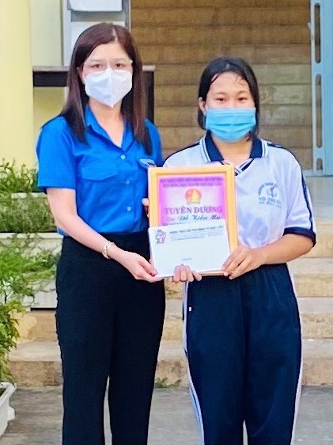 Tuyên dương nữ sinh lớp 7 nhặt được ví tiền trả lại người đánh rơi - 1 Tuyên dương nữ sinh lớp 7 nhặt được ví tiền trả lại người đánh rơi - 1