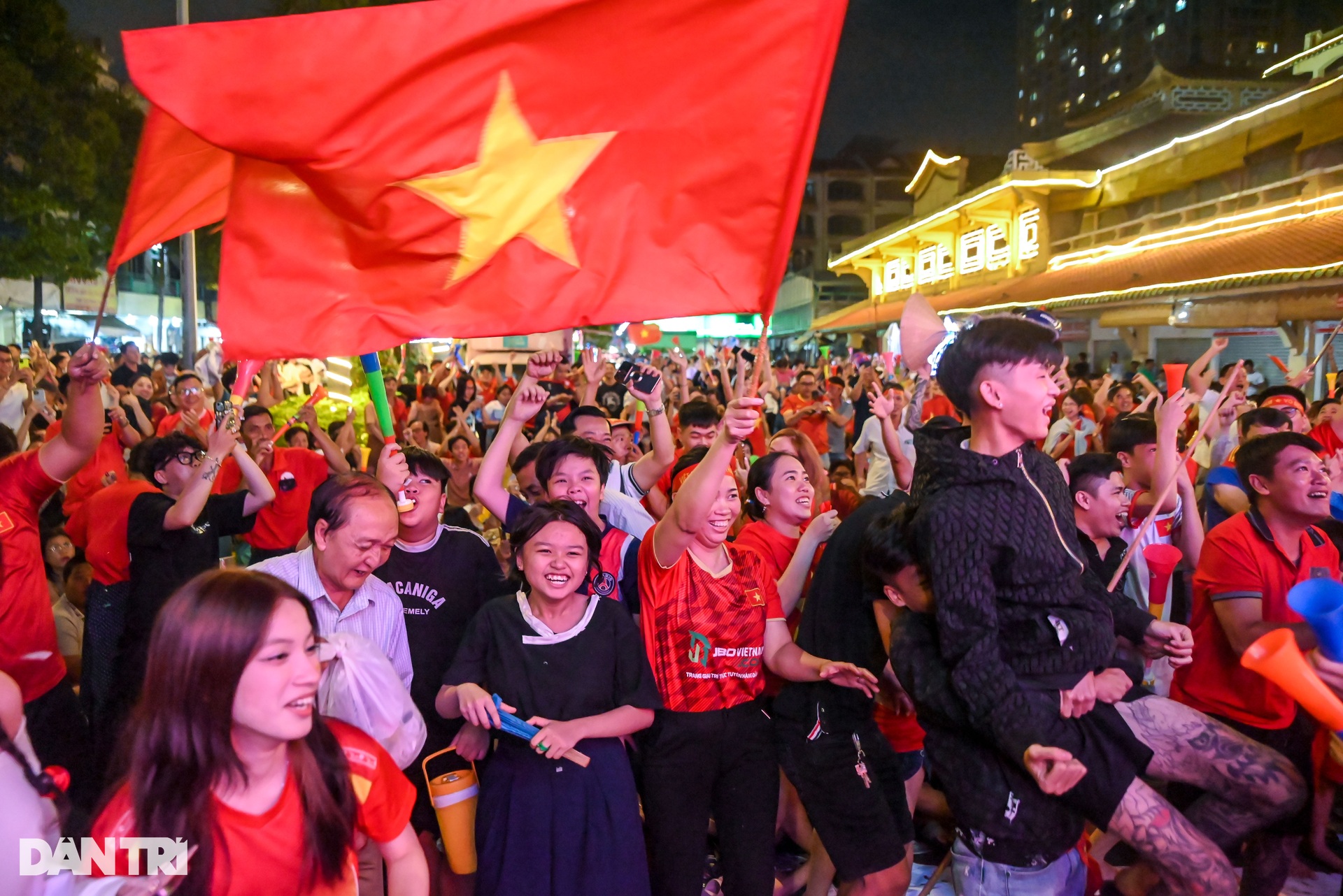 Người dân TPHCM nhảy tưng bừng khi tuyển Việt Nam vô địch ASEAN Cup 2024 - 11 Người dân TPHCM nhảy tưng bừng khi tuyển Việt Nam vô địch ASEAN Cup 2024 - 11