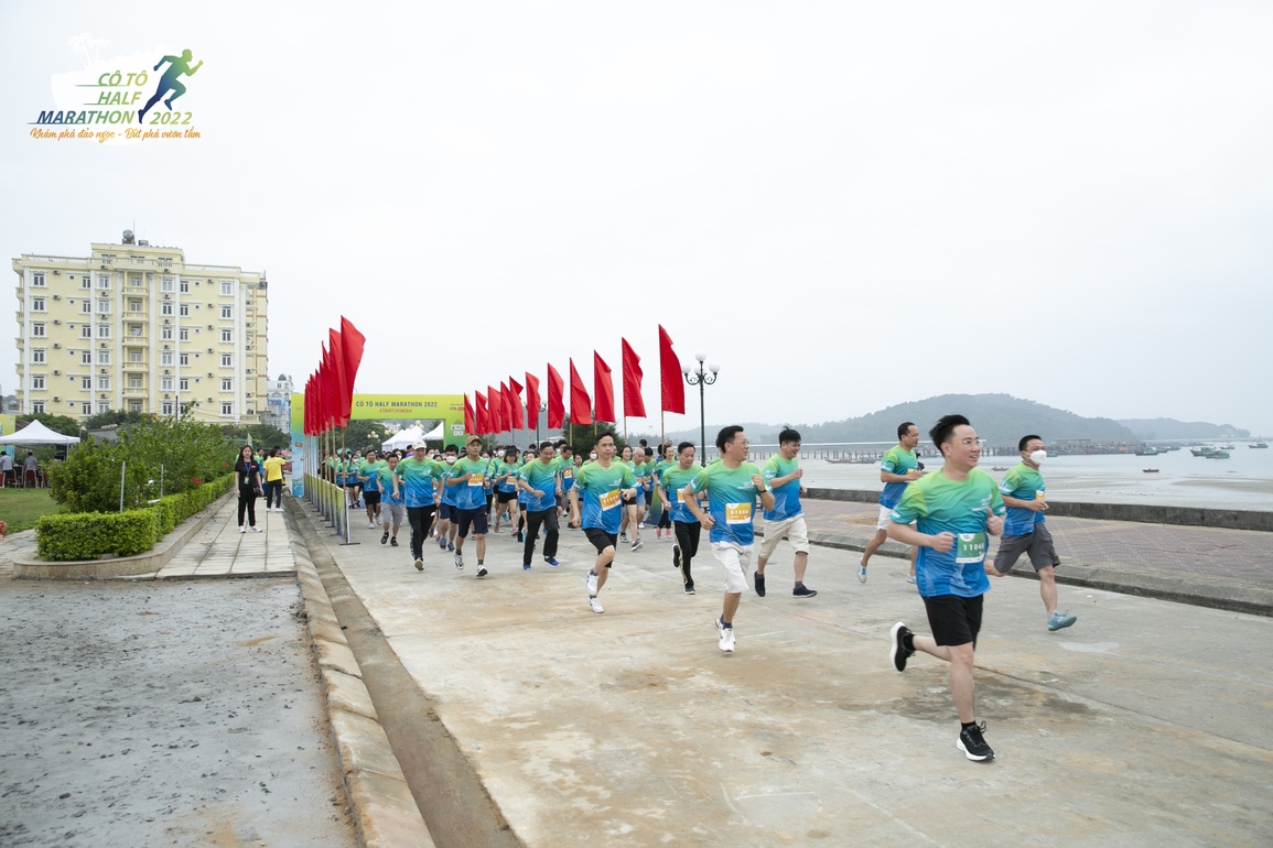 Hơn 500 vận động viên tham gia giải chạy Marathon tại huyện đảo Cô Tô - 2 Hơn 500 vận động viên tham gia giải chạy Marathon tại huyện đảo Cô Tô - 2