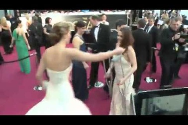 Kristen Stewart chống nạng dự Oscar