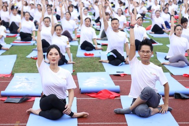 Cặp đôi huấn luyện viên yoga tham gia đồng diễn, xác lập kỷ lục Việt Nam