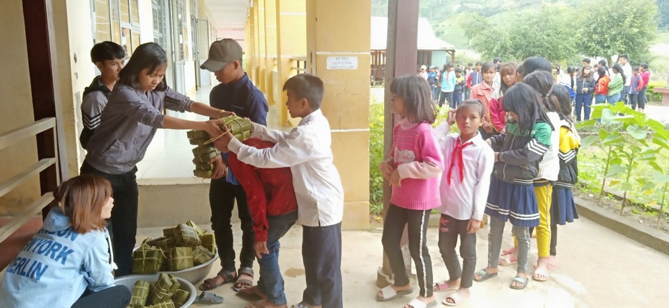 Thầy cô mổ heo, gói bánh cho học sinh vùng cao đón Tết - 6 Thầy cô mổ heo, gói bánh cho học sinh vùng cao đón Tết - 6