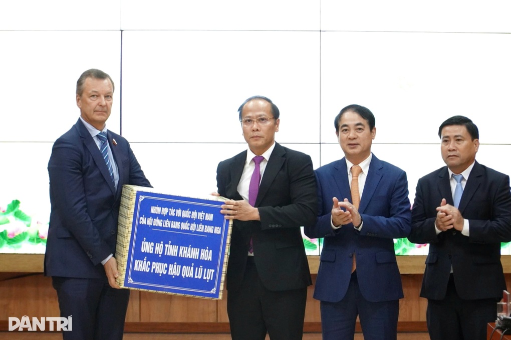 Đại diện Liên bang Nga trao quà hỗ trợ Khánh Hòa khắc phục hậu quả mưa lũ - 1 Đại diện Liên bang Nga trao quà hỗ trợ Khánh Hòa khắc phục hậu quả mưa lũ - 1