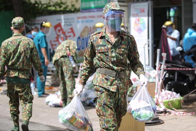 Không kể ngày đêm, bộ đội đến từng nhà phát lương thực cho người dân - Ảnh 14.