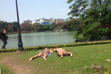 Hai nữ du khách tắm nắng Hồ Gươm không bị xử phạt hành chính