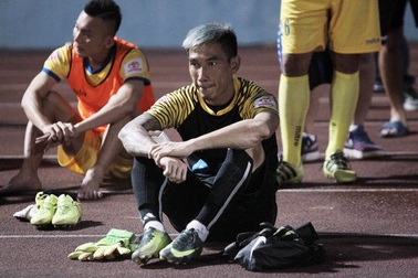 Thủ môn Thanh Thắng xin lỗi sau pha chuyền bóng như “làm độ”